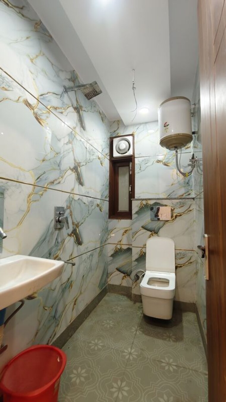 Bathroom, govindpuri 3 Bedroom 900 Sq.Ft. Builder Floor In Govindpuri Delhi 10233944