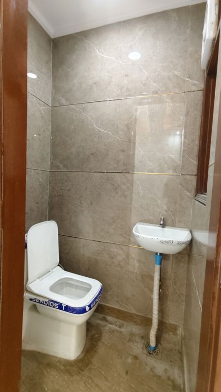 Bathroom, govindpuri 3 Bedroom 900 Sq.Ft. Builder Floor In Govindpuri Delhi 10233944