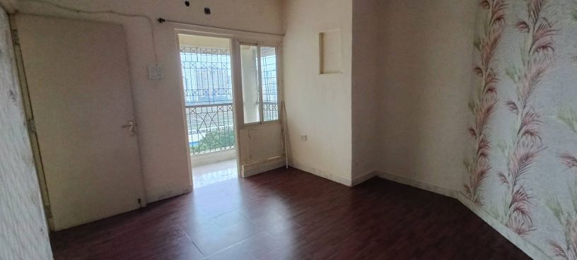 1.5 BHK + Extra Room Apartment For Rent in Manek Complex 