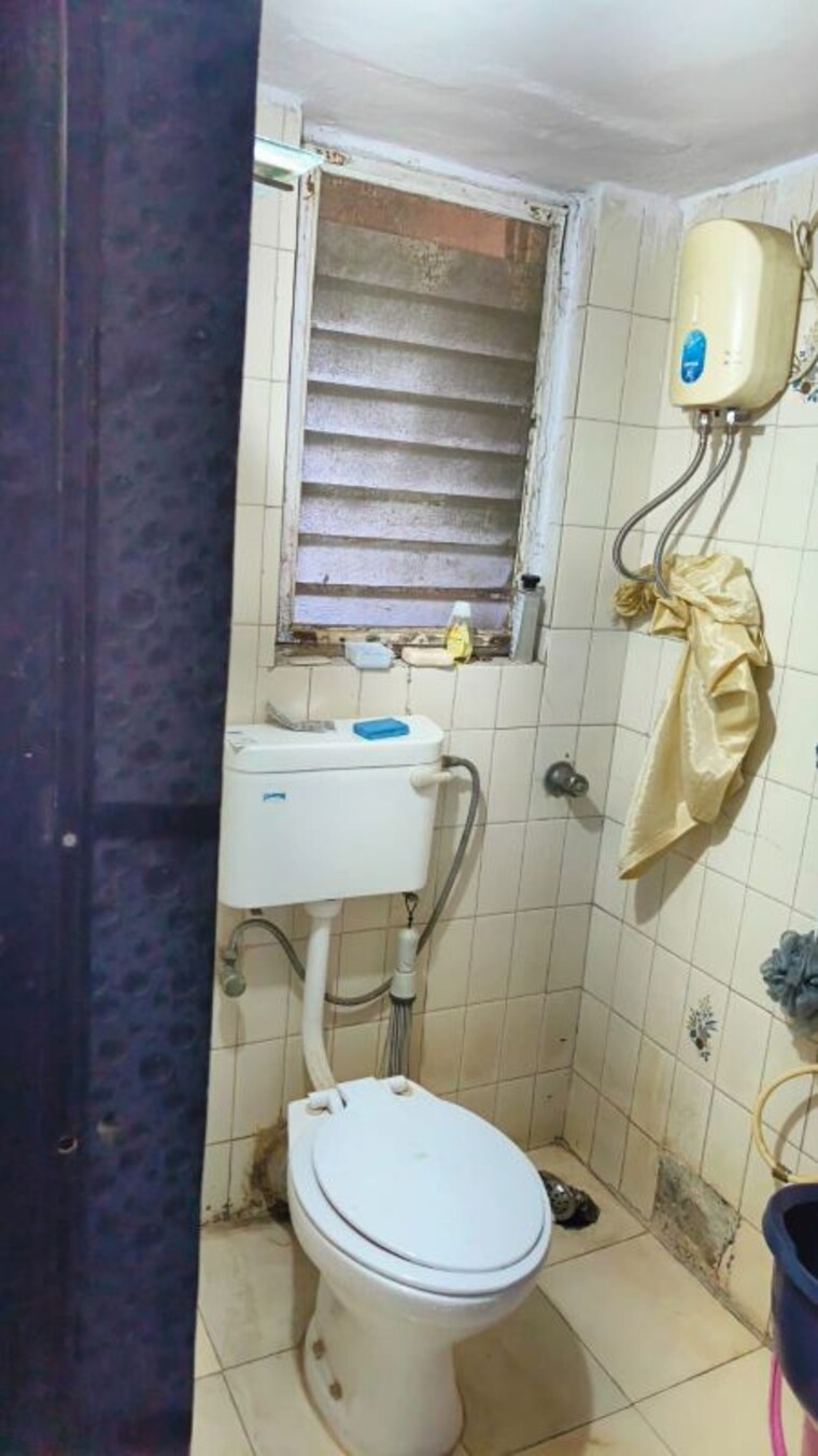 Bathroom, vakola 2 Bedroom 700 Sq.Ft. Apartment In Vakola Mumbai 10233986