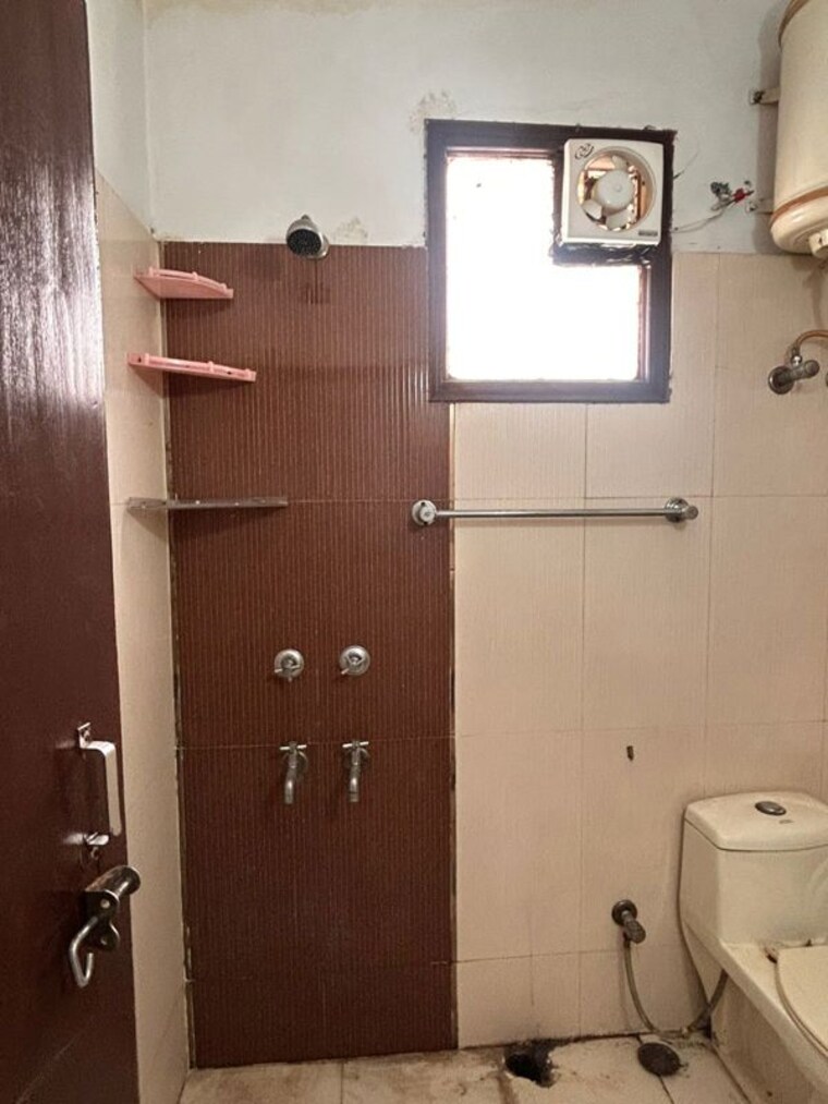 Bathroom, malviya nagar 1 Bedroom 100 Sq.Yd. Apartment In Malviya Nagar Delhi 10234028