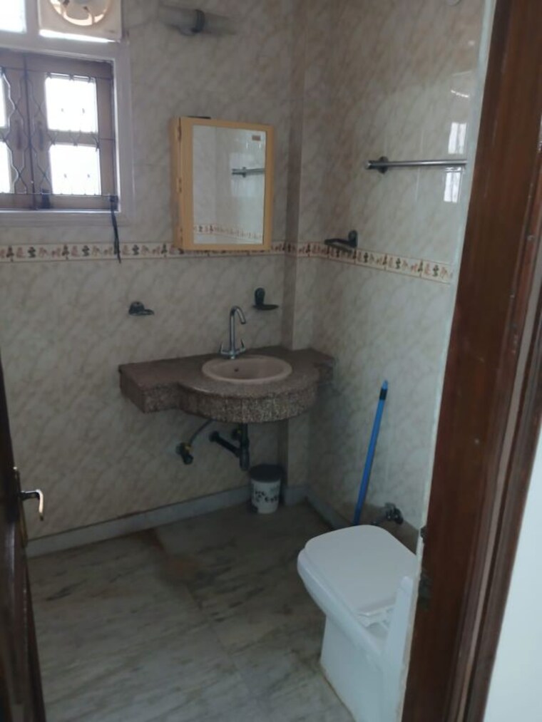 Bathroom, kalkaji 3 Bedroom 200 Sq.Yd. Builder Floor In Kalkaji Delhi 10234043