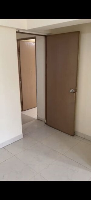 Room in 3 BHK Apartment at Geetanjali CHS Goregaon West, Goregaon West – for Rent