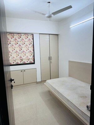 Room in 2.5 BHK Apartment at Akansha Millan Hills, Vartak Nagar – for Rent