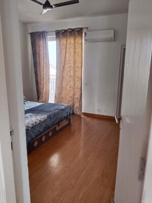 Room in 4 BHK Apartment at Emaar Palm Hills, Sector 77 – for Rent