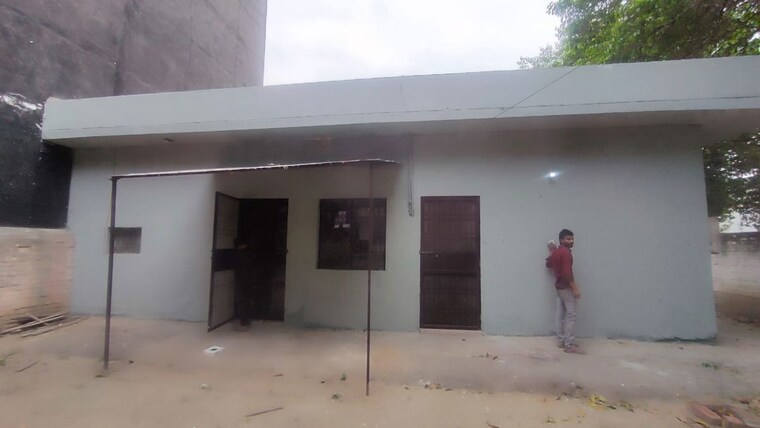 Room, alpha 1 greater noida 2 Bedroom 250 Sq.Mt. Independent House In Alpha 1 Greater Noida Greater Noida 10234095