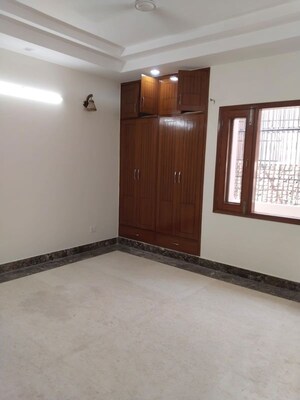 Room in 5 BHK Independent House at Sector 39 – for Rent