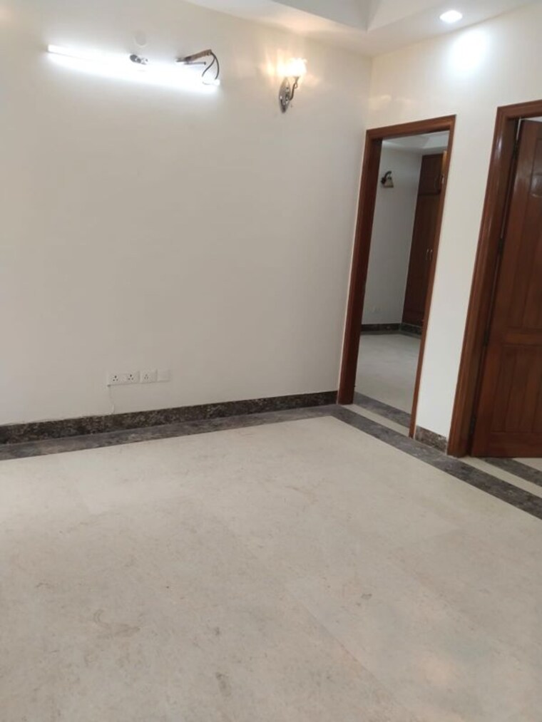 Room, sector 39 5 Bedroom 220 Sq.Mt. Independent House In Sector 39 Noida 10234391
