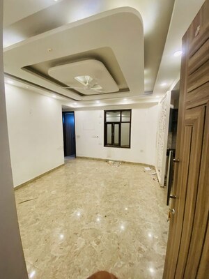 Room in 3 BHK Apartment at Chattarpur – for Rent