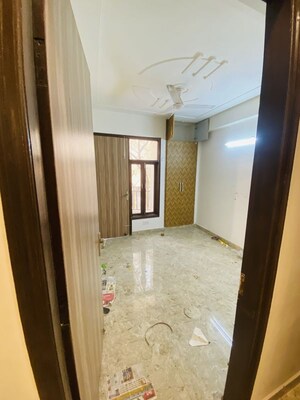 Room in 3 BHK Apartment at Chattarpur – for Rent