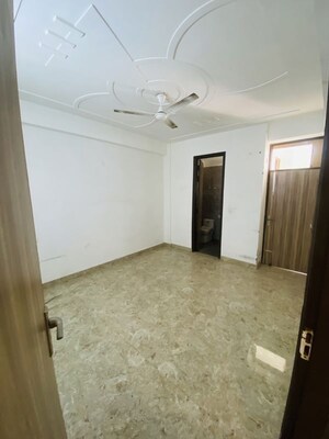 Room in 3 BHK Apartment at Chattarpur – for Rent