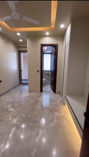 Room in 4 BHK Builder Floor at Dlf Phase ii – for Sale