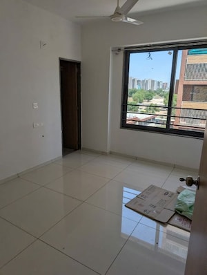 Room in 3 BHK Apartment at Shela – for Rent