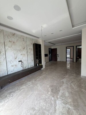 Room in 3 BHK Apartment at Smart World Orchard, Sector 61 – for Rent