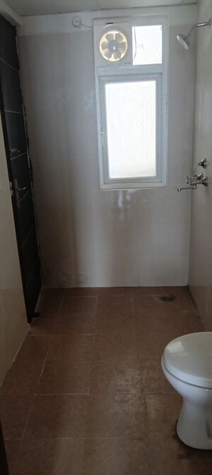 Room in 3 BHK Apartment at Amrapali Heartbeat City, Sector 107 – for Rent