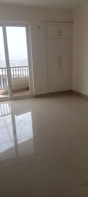 Room in 3 BHK Apartment at Amrapali Heartbeat City, Sector 107 – for Rent