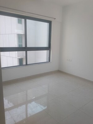 Room in 2 BHK Apartment at Kalpataru Immensa, Kolshet Road – for Rent