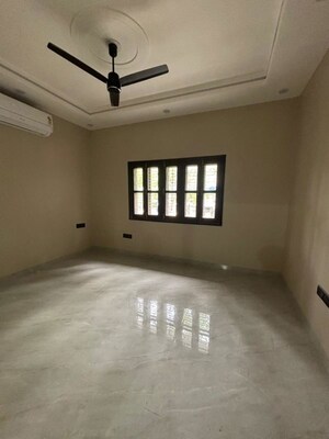Room in 5 BHK Apartment at Saket – for Rent