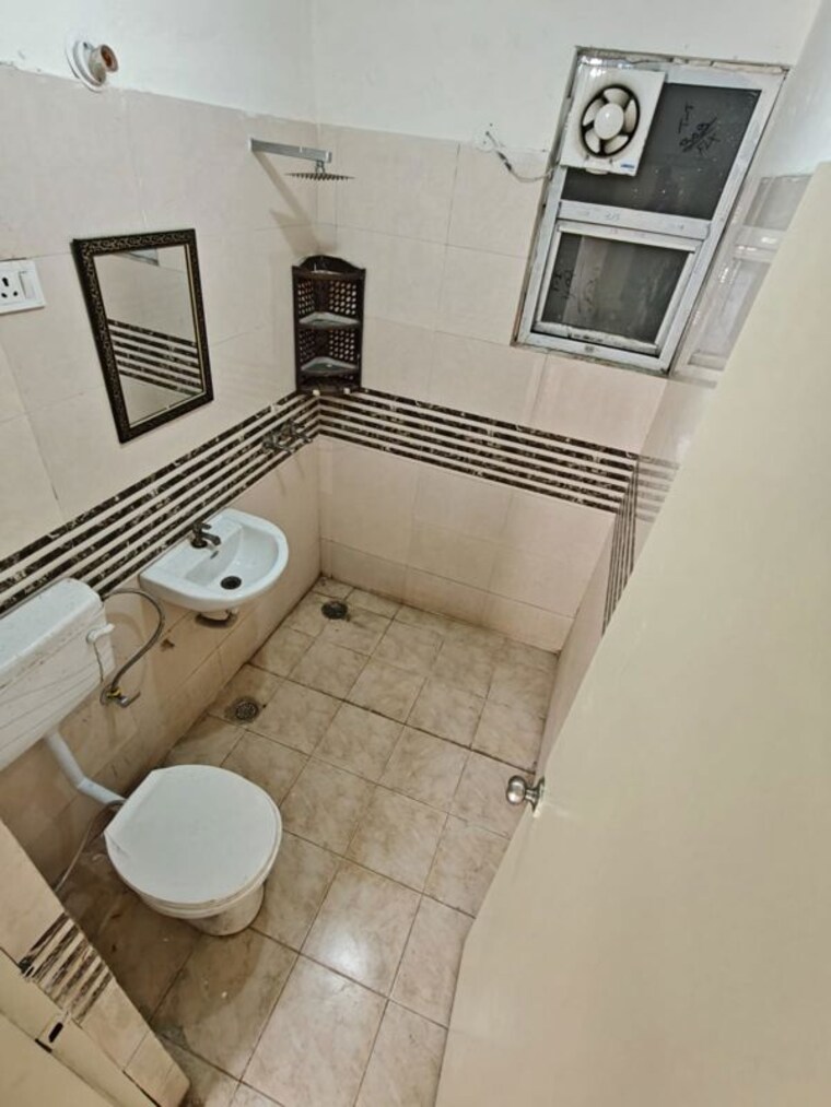 Bathroom, shree-vardhman-green-court 2 Bedroom 690 Sq.Ft. Apartment In Sector 90 Gurgaon 10234998