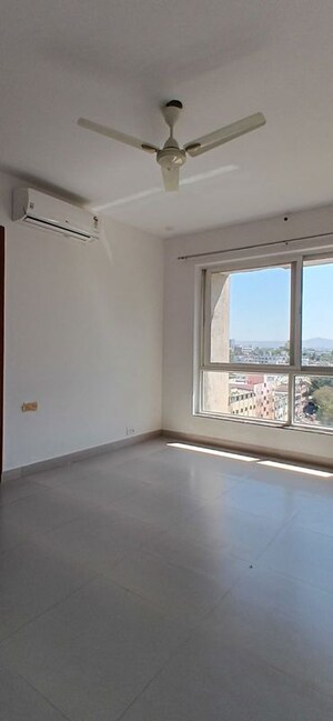 Room in 2 BHK Apartment at Amanora Gold Towers, Hadapsar – for Sale