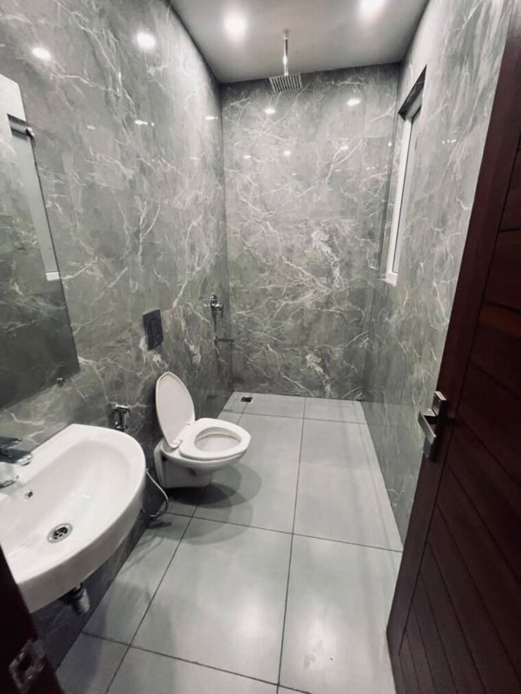 Bathroom, saket 1 Bedroom 650 Sq.Ft. Apartment In Saket Delhi 10235166