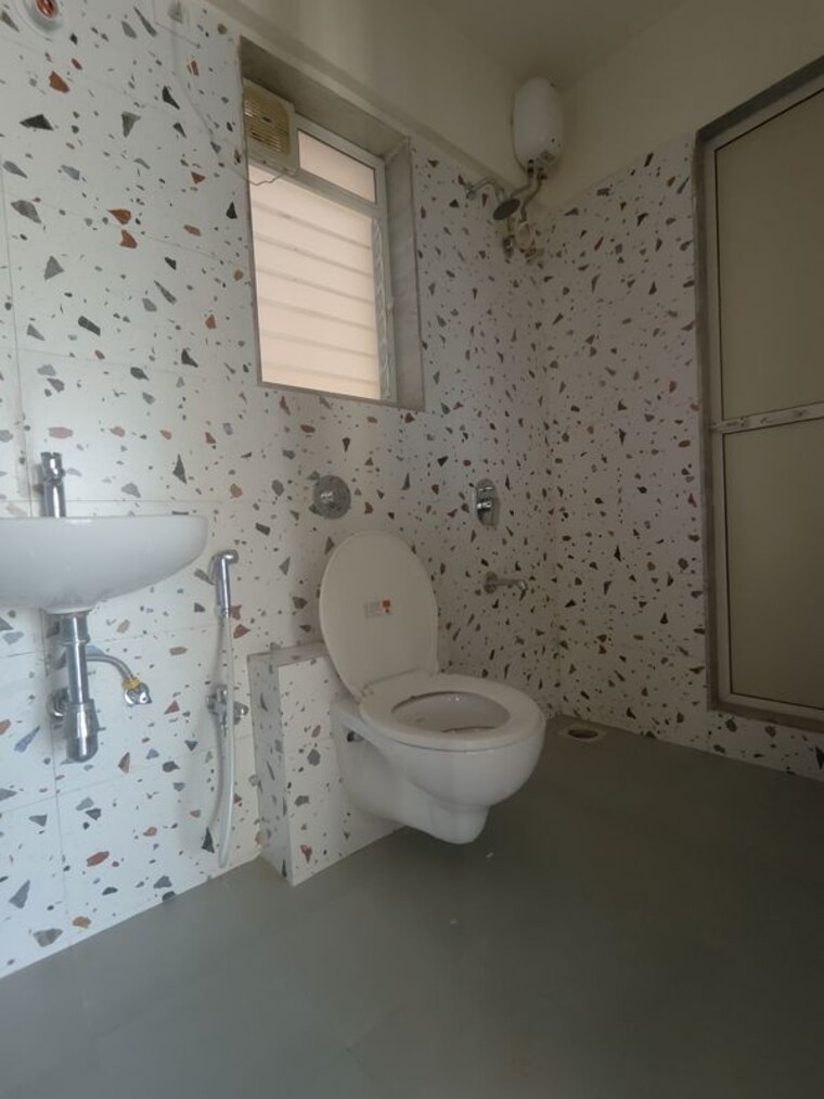 Bathroom, raunak-residency-thane 2 Bedroom 600 Sq.Ft. Apartment In Pokhran Road No One Thane 10235209