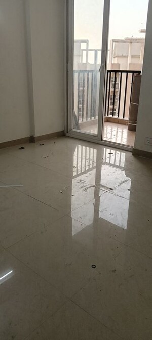 Room in 3 BHK Apartment at Amrapali Heartbeat City, Sector 107 – for Rent