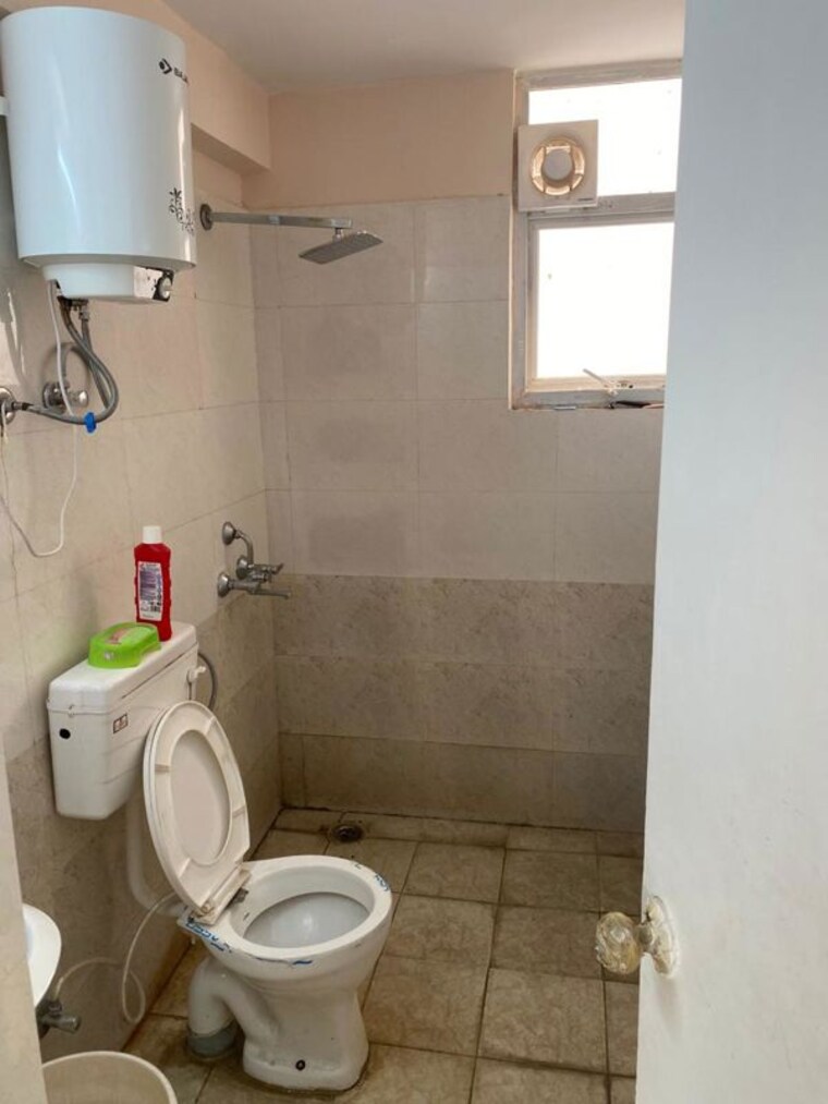 Bathroom, shree-vardhman-green-court 2 Bedroom 816 Sq.Ft. Apartment In Sector 90 Gurgaon 10235252