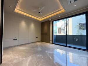 Room in 5 BHK Apartment at Anand Lok – for Rent