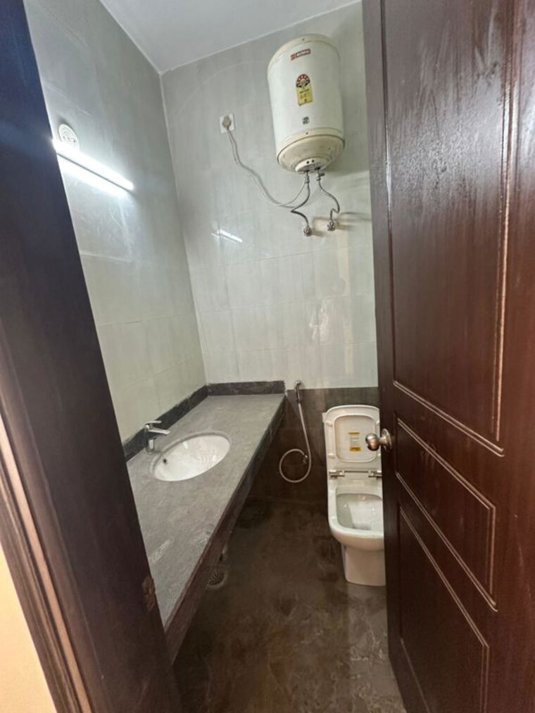 Bathroom, ansal-api-esencia 4 Bedroom 418 Sq.Yd. Builder Floor In Sector 67 Gurgaon 10235350