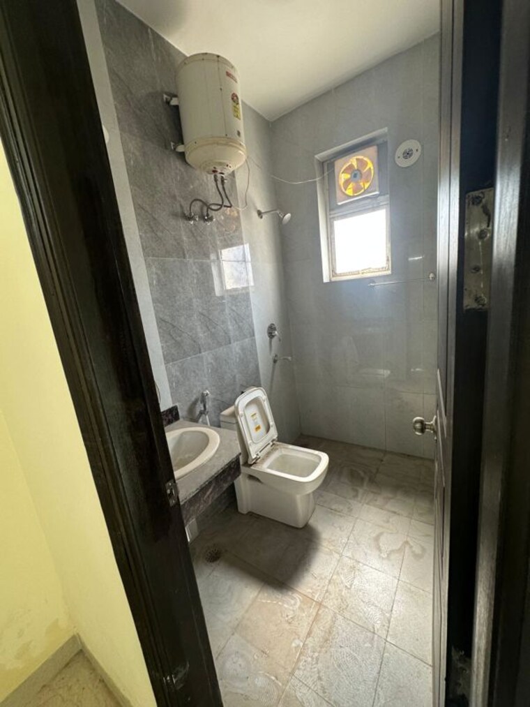 Bathroom, ansal-api-esencia 4 Bedroom 418 Sq.Yd. Builder Floor In Sector 67 Gurgaon 10235350