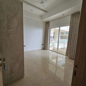 Room in 4 BHK Apartment at Indiabulls Sky Forest, Lower Parel – for Rent