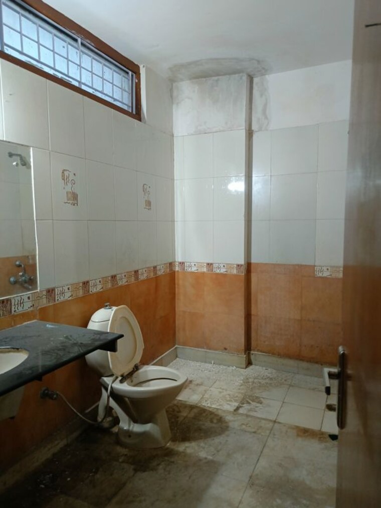 Bathroom, uppal-southend 3 Bedroom 1550 Sq.Ft. Builder Floor In Sector 49 Gurgaon 10235405