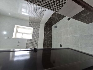 Attached Bathroom in 2.5 BHK Apartment at Mayur Vihar – for Rent