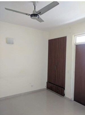 Room in 4 BHK Apartment at Omaxe NRI City Center, Omega Ii Greater Noida – for Rent