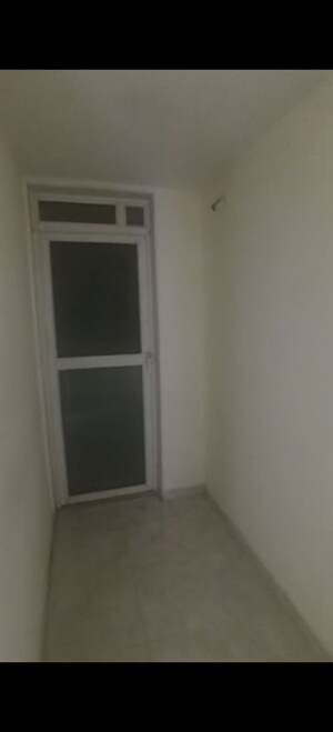 Room in 3 BHK Apartment at Lodha Amara, Kolshet Road – for Rent