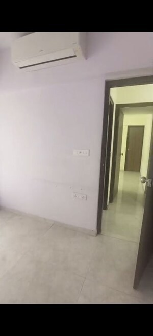 Room in 3 BHK Apartment at Lodha Amara, Kolshet Road – for Rent