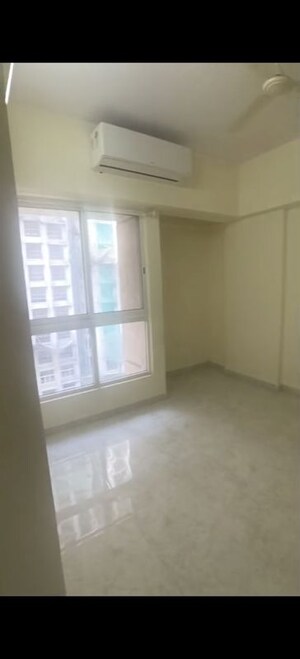 Room in 3 BHK Apartment at Lodha Amara, Kolshet Road – for Rent