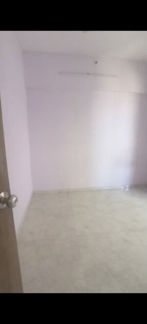 Room in 3 BHK Apartment at Lodha Amara, Kolshet Road – for Rent