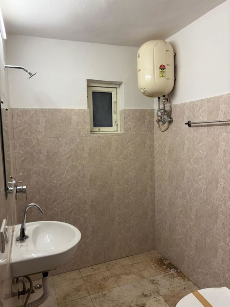 Bathroom, lajpat nagar ii 2 Bedroom 1000 Sq.Ft. Builder Floor In Lajpat Nagar ii Delhi 10235751