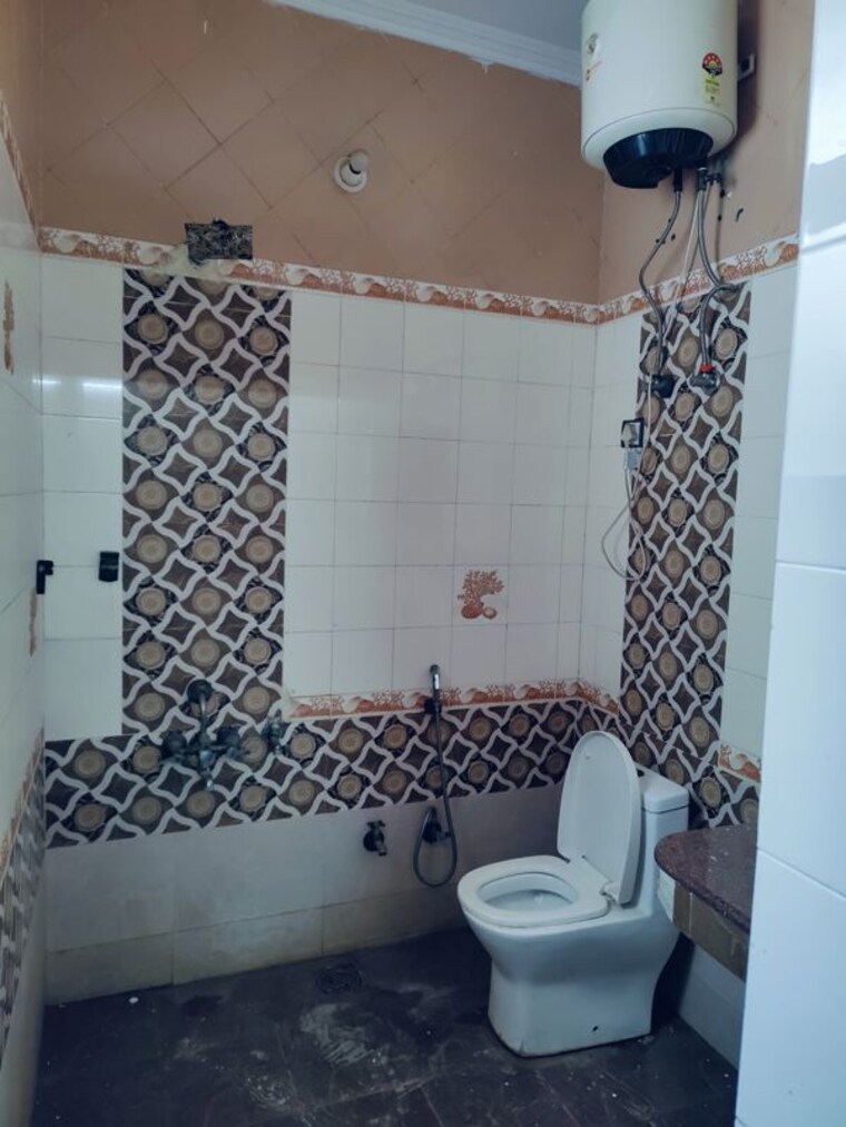 Bathroom, sector 52 2.5 Bedroom 1750 Sq.Ft. Builder Floor In Sector 52 Noida 10235765