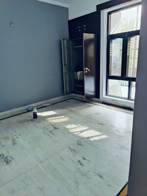 Room in 2.5 BHK Builder Floor at Sector 52 – for Rent