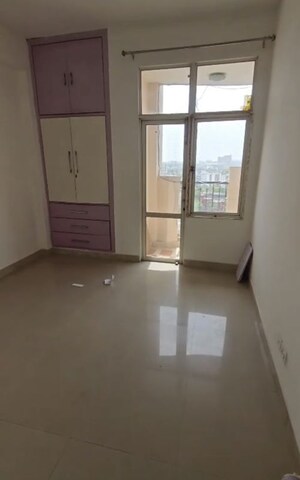 Room in 3 BHK Apartment at Eldeco Green Meadows, Pi Greater Noida – for Rent