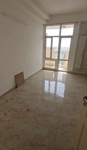 Room in 3 BHK Apartment at Eldeco Green Meadows, Pi Greater Noida – for Rent