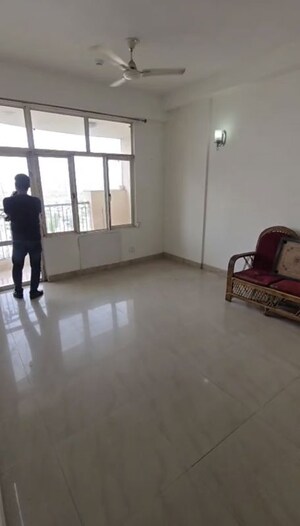 Room in 3 BHK Apartment at Eldeco Green Meadows, Pi Greater Noida – for Rent