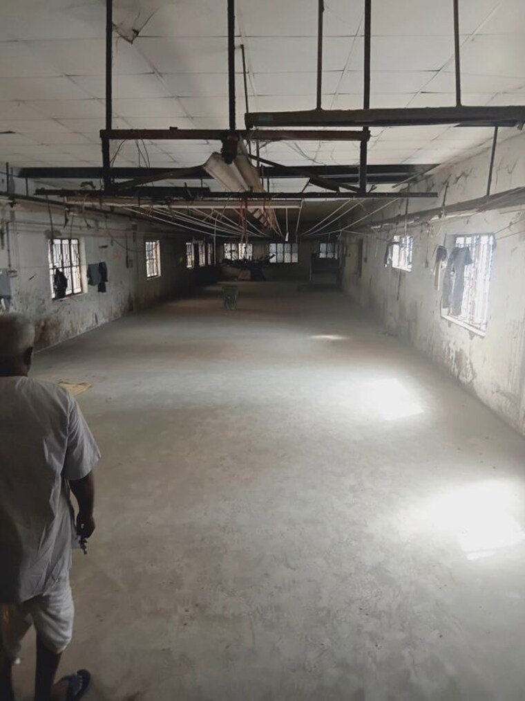  Parking, new market Commercial Shop 550 Sq.Ft. In New Market Kolkata 10189520