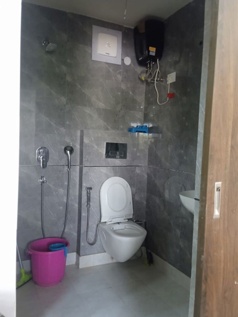 Bathroom, east of kailash 1 Bedroom 600 Sq.Ft. Builder Floor In East Of Kailash Delhi 10235900