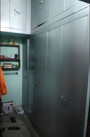 Furnished Amenities in 3 BHK Apartment at Husainganj – for Rent