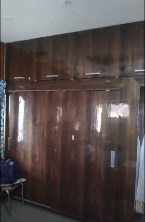 Furnished Amenities in 3 BHK Apartment at Husainganj – for Rent