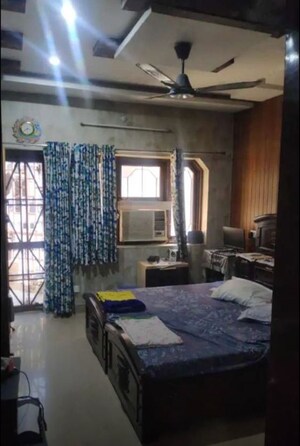 Room in 3 BHK Apartment at Husainganj – for Rent